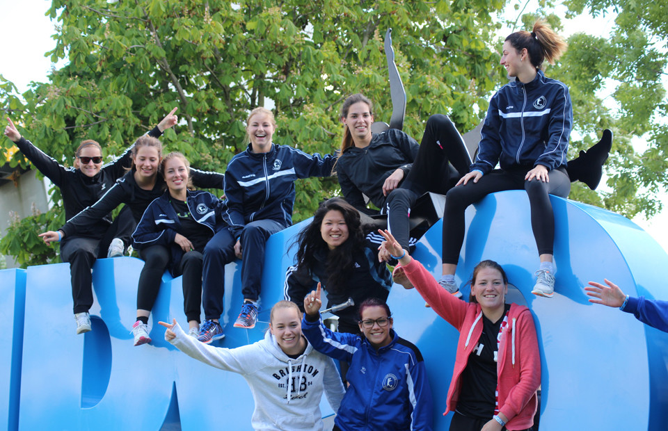 WipeOut letters met groep vrouwen