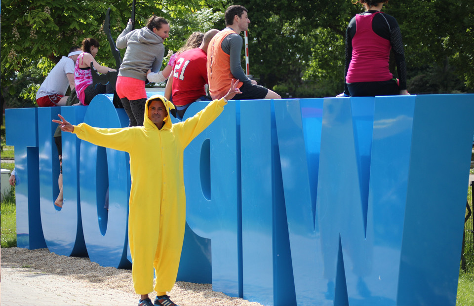 WipeOut letters met man