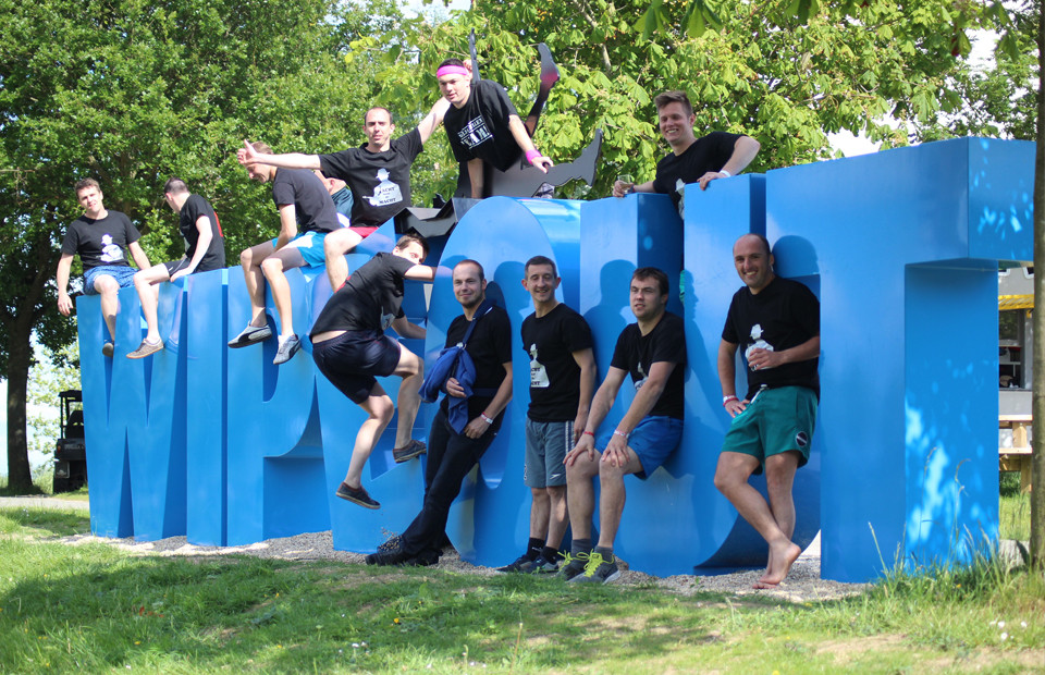 WipeOut letters met mannen