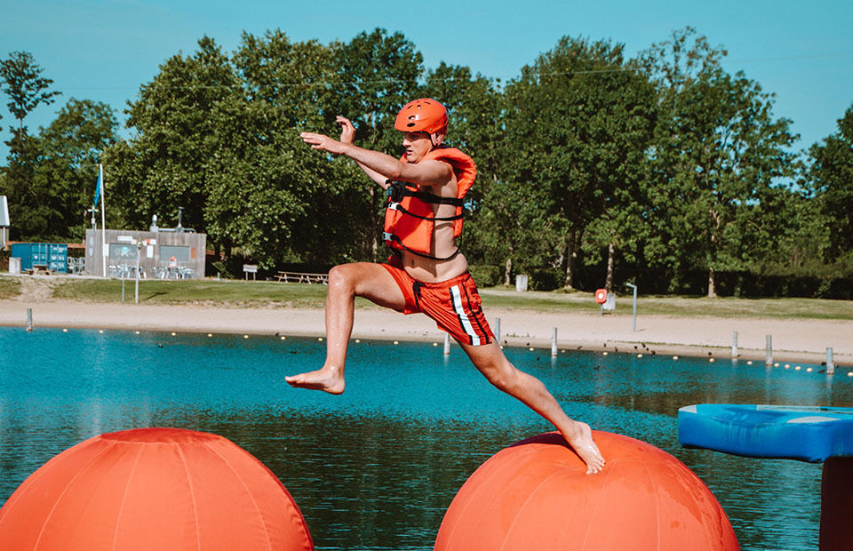 Big Red Balls Man springt