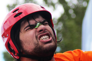 WipeOut man met pleister op neus