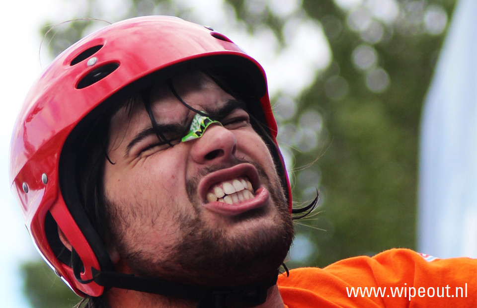 WipeOut man met pleister op neus