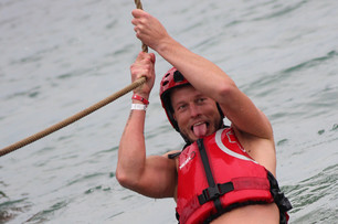 WipeOut man hangend aan touw