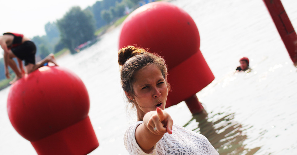 WipeOut Big Red Balls meisje wijzend