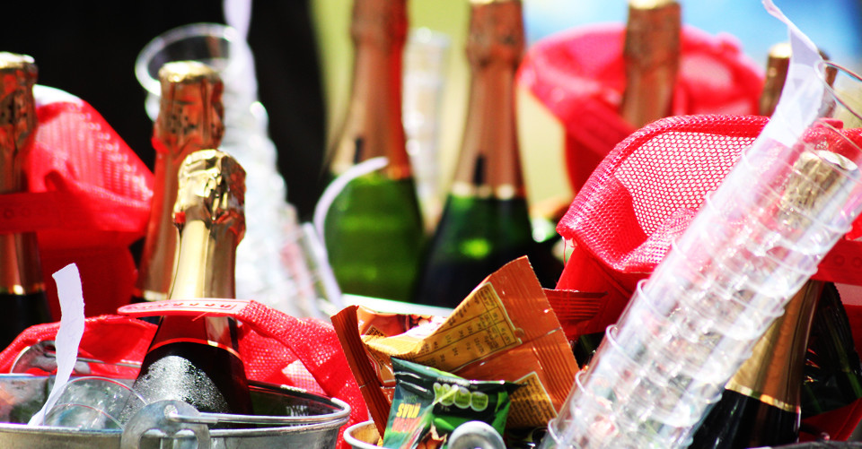 Buckets met nootjes en champagne