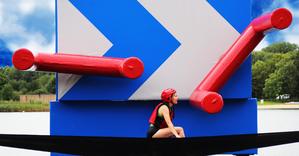 WipeOut Pitch Fork wachtende vrouw