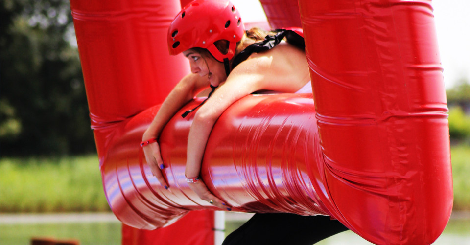 WipeOut Sideway Sweeper hangende vrouw